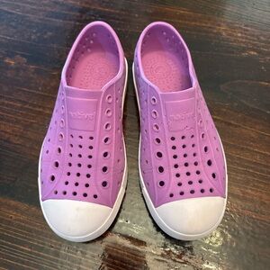 Native Kids Water Shoes in Purple and White